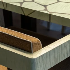 Sedia da pranzo Forma in tessuto marrone con struttura in legno massello