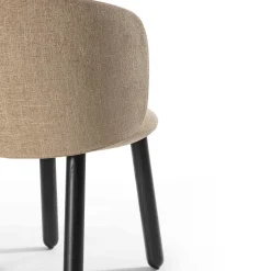 Sedia da pranzo Isabel in tessuto beige con gambe in legno di frassino nero