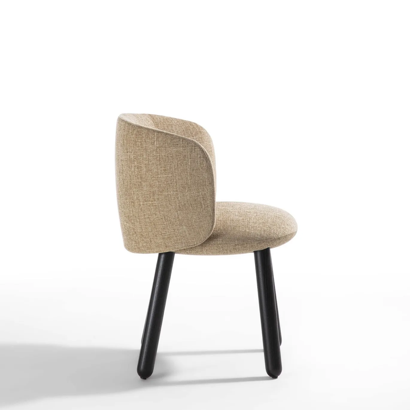 Sedia da pranzo Isabel in tessuto beige con gambe in legno di frassino nero