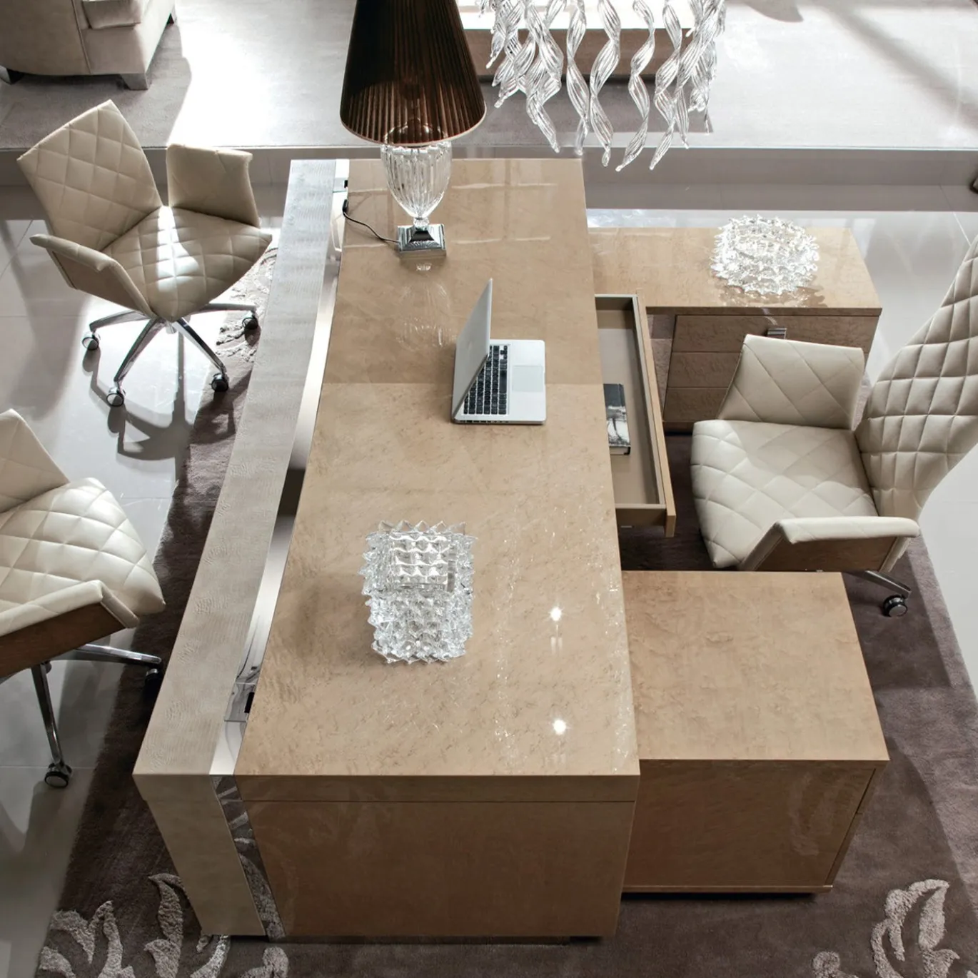 Sedia da ufficio presidenziale in pelle beige