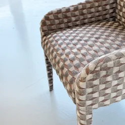 Sedia Elisabetta con motivo geometrico avorio e pietra de Davide Barzaghi