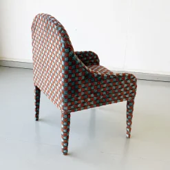 Sedia Elisabetta con motivo geometrico azzurro e ruggine di Davide Barzaghi