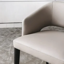 Sedia Elsa in pelle greige e rovere nero di Castello Lagravinese