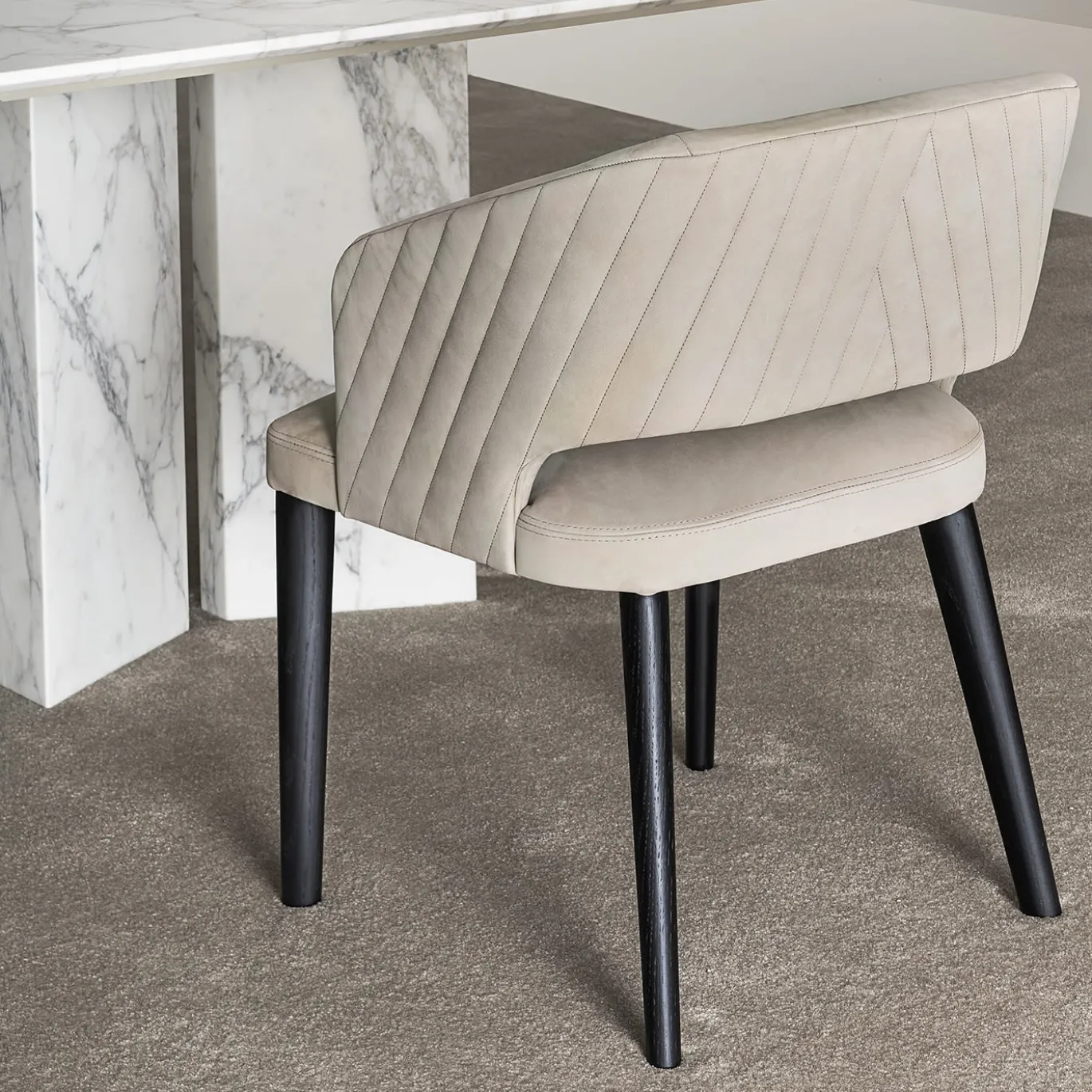 Sedia Elsa in pelle nabuk color sabbia e rovere nero di Castello Lagravinese
