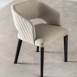 Sedia Elsa in pelle nabuk color sabbia e rovere nero di Castello Lagravinese