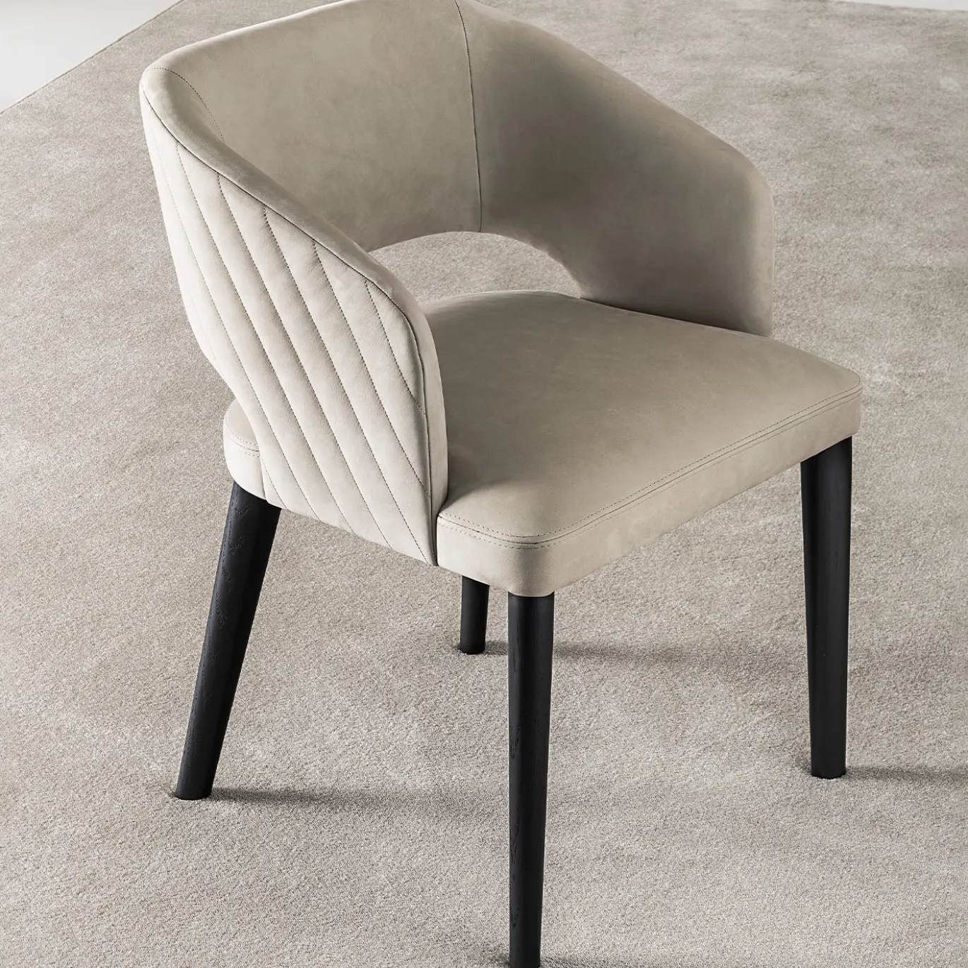 Sedia Elsa in pelle nabuk color sabbia e rovere nero di Castello Lagravinese