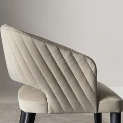 Sedia Elsa in pelle nabuk color sabbia e rovere nero di Castello Lagravinese