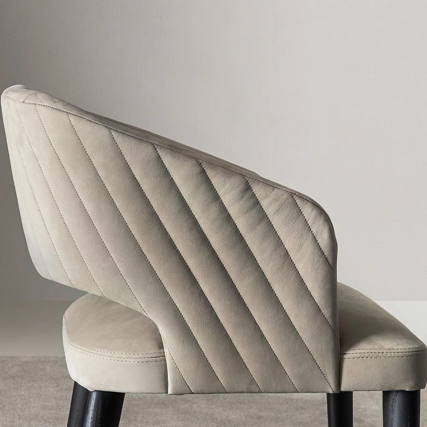 Sedia Elsa in pelle nabuk color sabbia e rovere nero di Castello Lagravinese