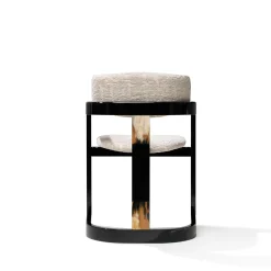 Sedia Essa in tessuto bianco e legno nero lucido con intarsi in corno