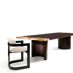 Sedia Essa in tessuto bianco e legno nero lucido con intarsi in corno