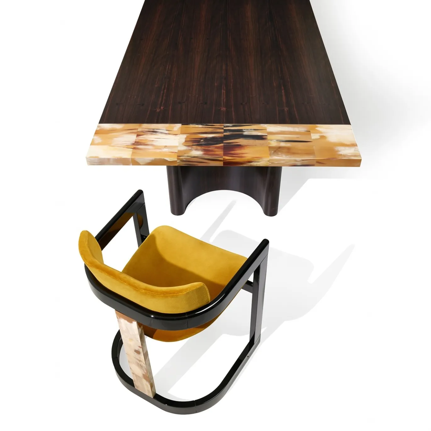 Sedia Essa in velluto giallo e legno nero lucido con intarsi in corno