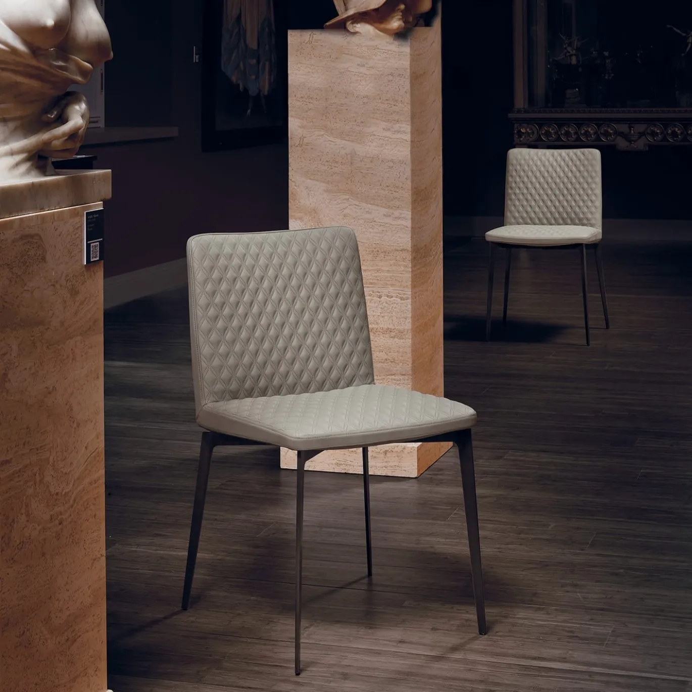 Sedia Flexa in pelle beige trapuntata a diamante di Giuseppe Bavuso