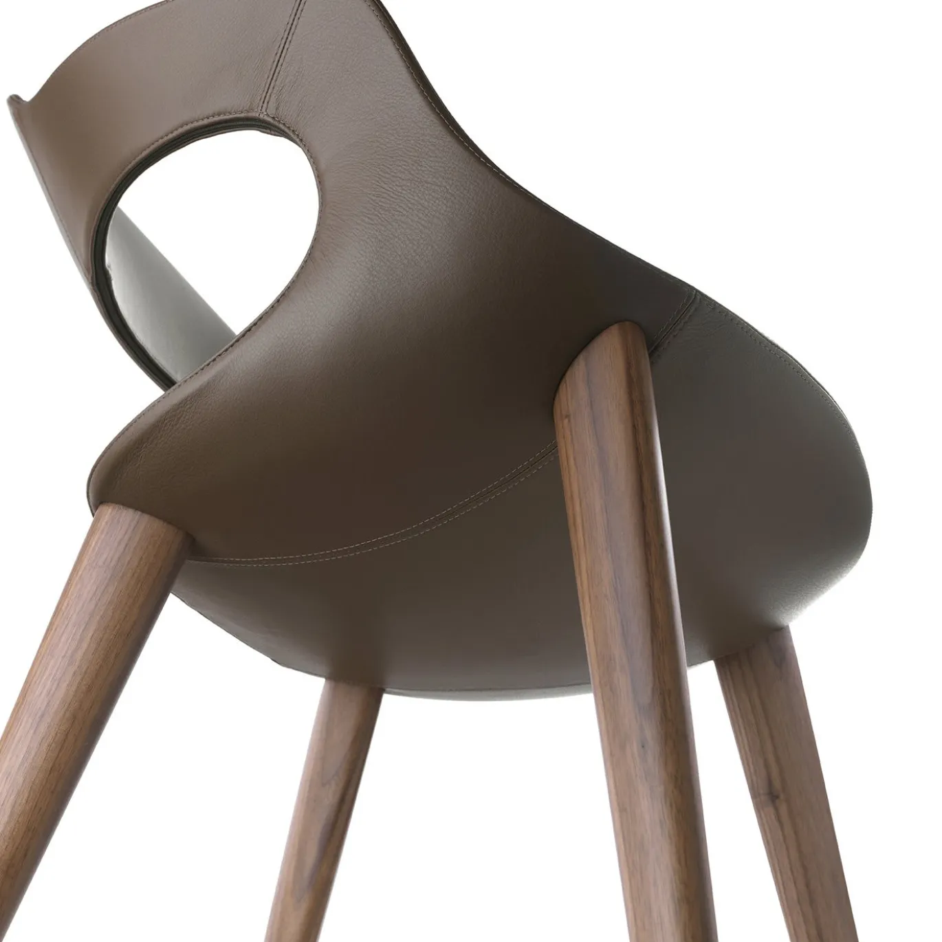 Sedia Frenchkiss con schienale alto e gambe in legno di Stefano Bigi