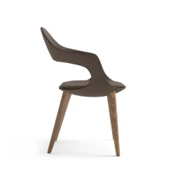 Sedia Frenchkiss con schienale alto e gambe in legno di Stefano Bigi