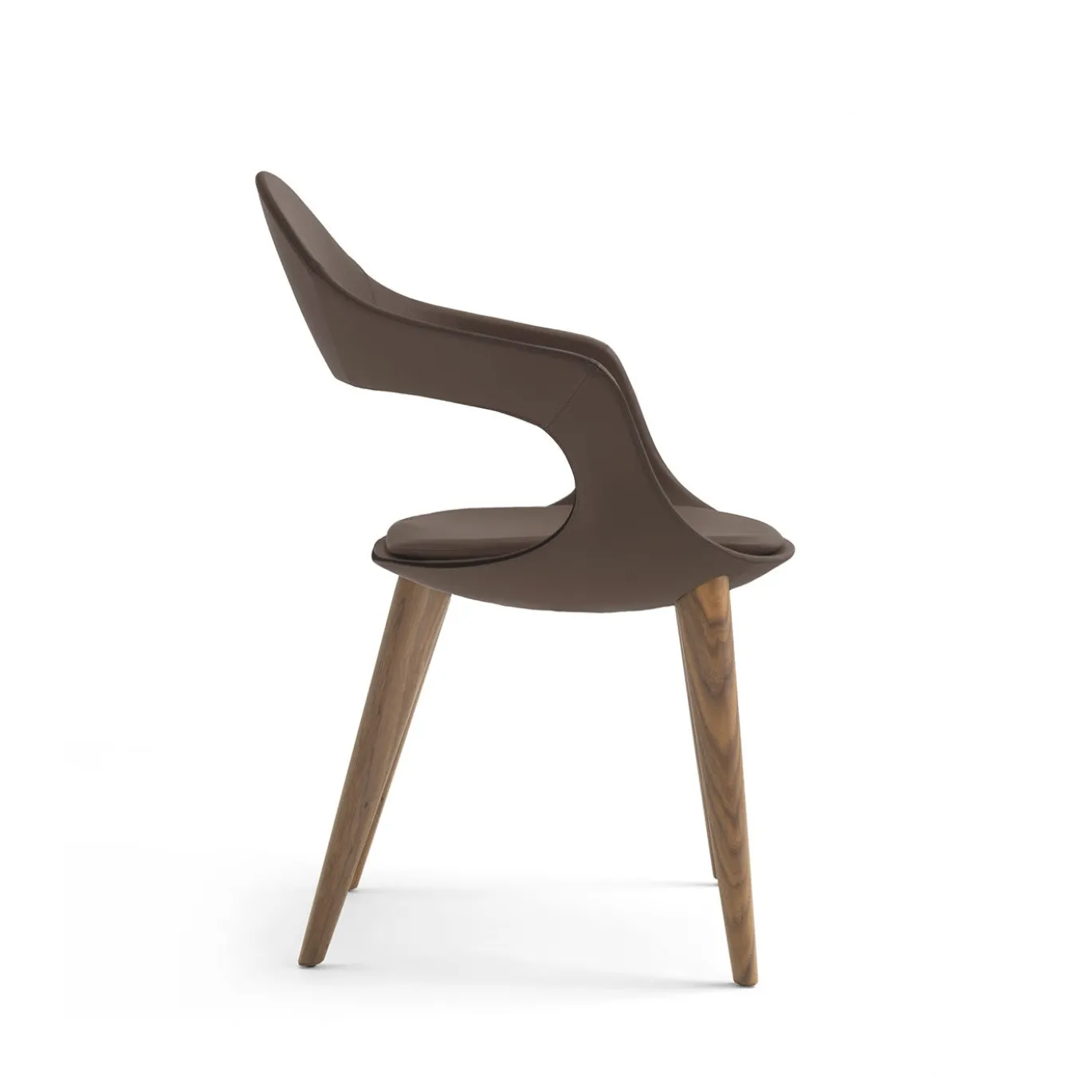 Sedia Frenchkiss con schienale alto e gambe in legno di Stefano Bigi