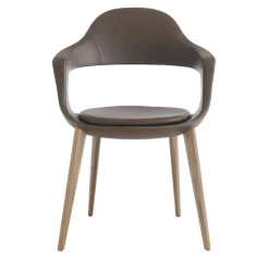 Sedia Frenchkiss con schienale alto e gambe in legno di Stefano Bigi