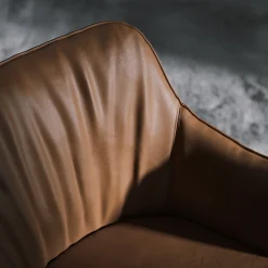 Sedia Gaia in pelle cognac con gambe in metallo