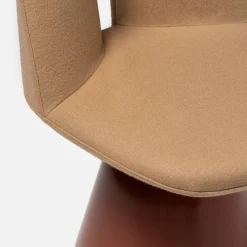 Sedia Girevole Bill in Legno Laccato Terracotta e Rivestimento in Loden Beige