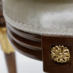 Sedia imbottita con intarsi in argento