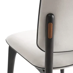 Sedia in legno di frassino Plume con rivestimento in pelle bianca