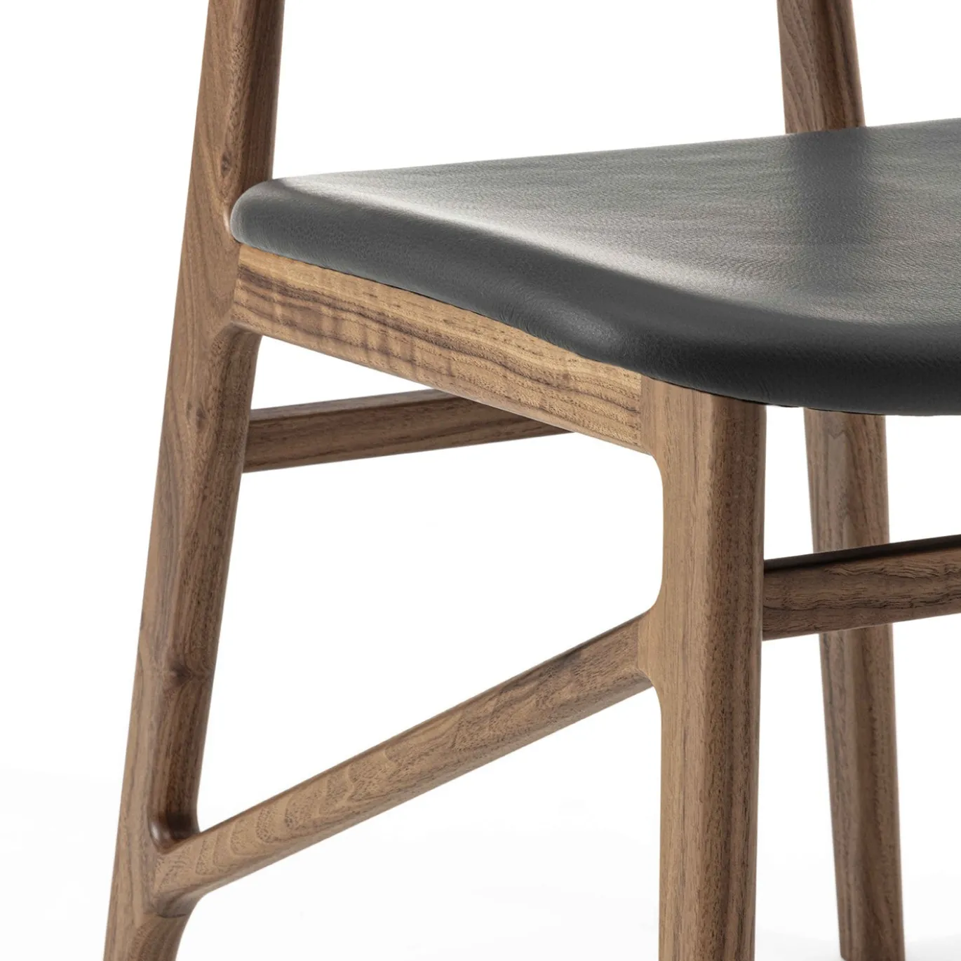 Sedia in legno di noce marrone Sila con sedile in pelle