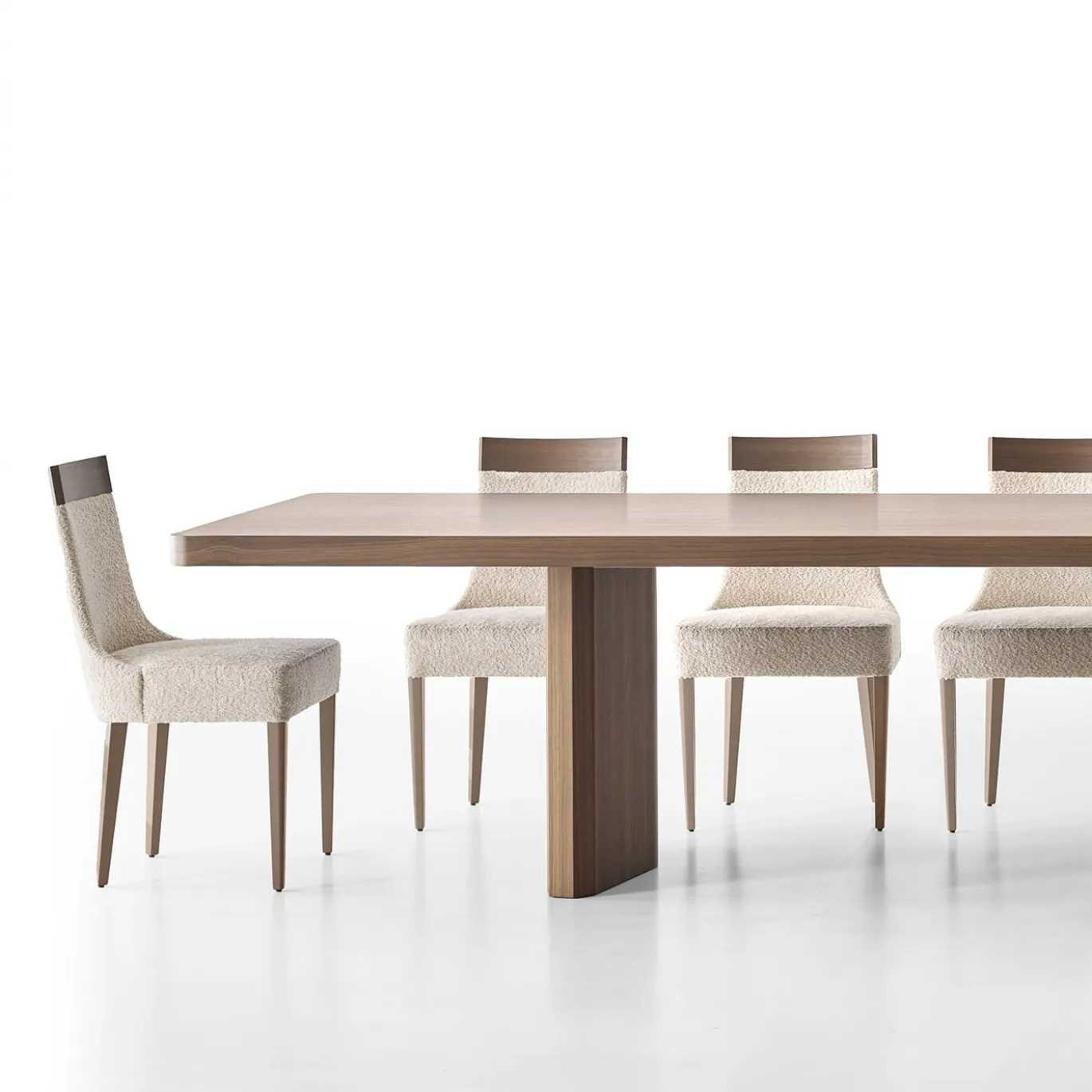 Sedia in legno di rovere con rivestimento in Bouclè Oyster Privilege