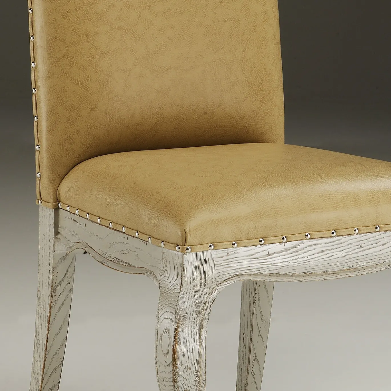 Sedia in pelle beige imbottita