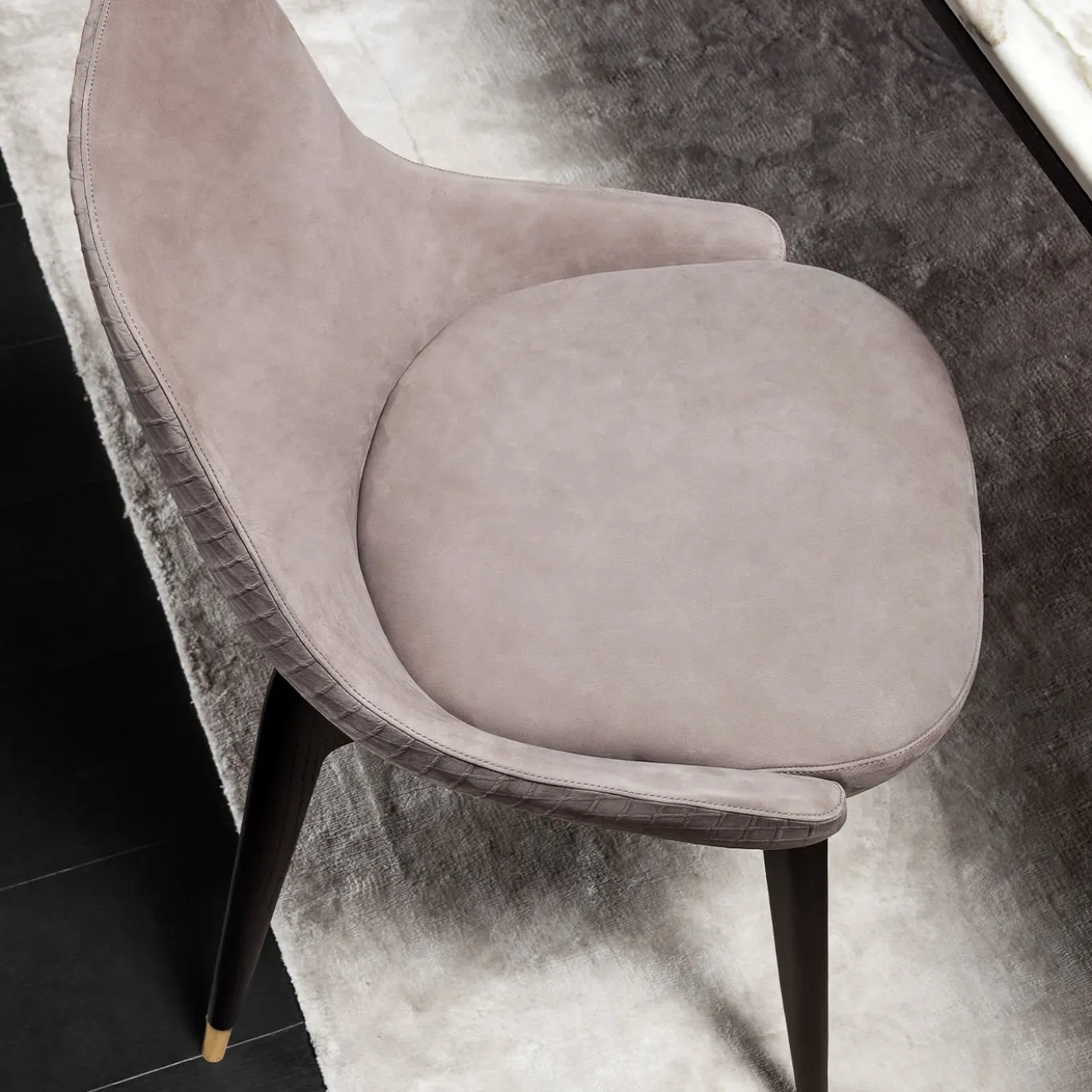 4000 Sedia in pelle grigio reale di Gianluigi Landoni