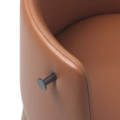 Sedia in pelle Pergy con gambe in noce e gancio per borsa