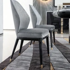 Sedia in tessuto grigio scamosciato