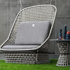 Sedia in tessuto per esterni con schienale alto grigio