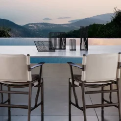 Sedia Levante beige con braccioli di Massimo Castagna