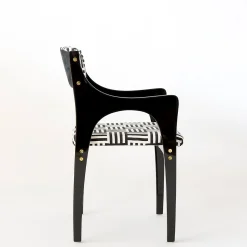 Sedia Lola con braccioli in bianco e nero ispirata agli anni '50