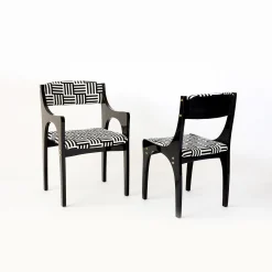 Sedia Lola con braccioli in bianco e nero ispirata agli anni '50