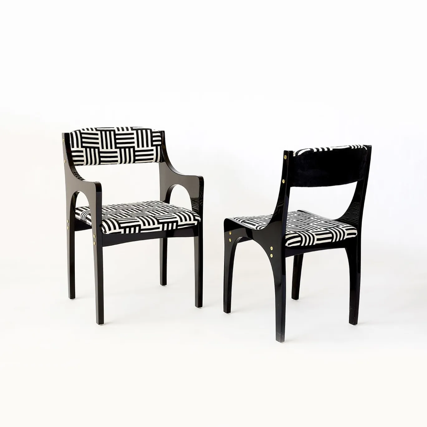 Sedia Lola con braccioli in bianco e nero ispirata agli anni '50
