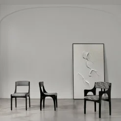 Sedia Lola con braccioli in bianco e nero ispirata agli anni '50