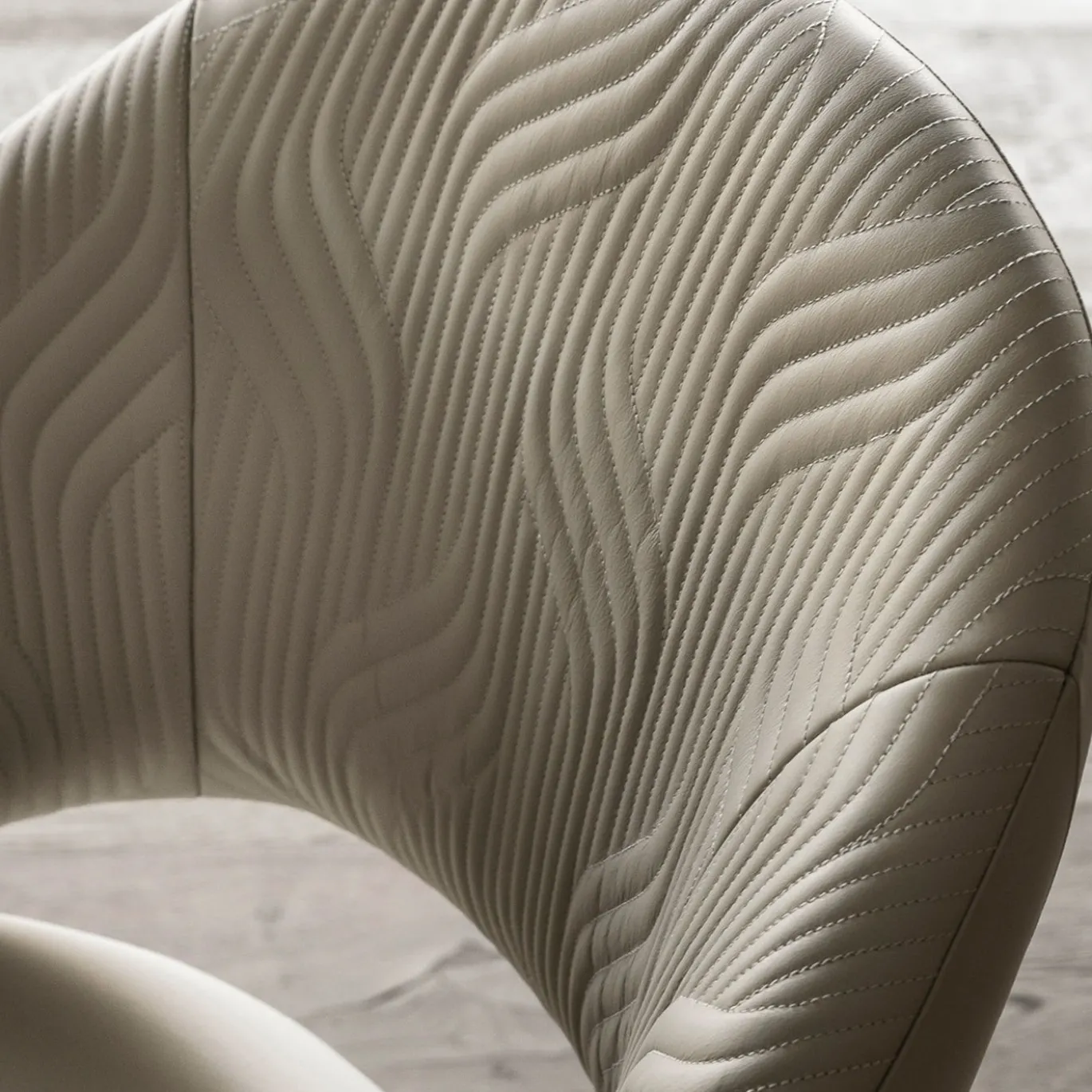 Sedia Luxor in pelle trapuntata beige