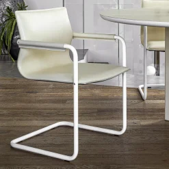 Sedia Lybra con braccioli rivestiti