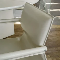 Sedia Lybra con braccioli rivestiti
