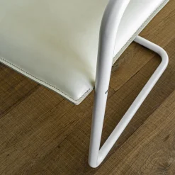 Sedia Lybra con braccioli rivestiti