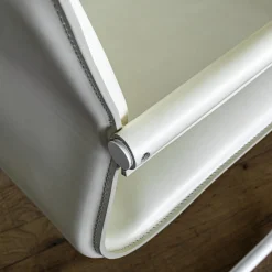 Sedia Lybra con braccioli rivestiti