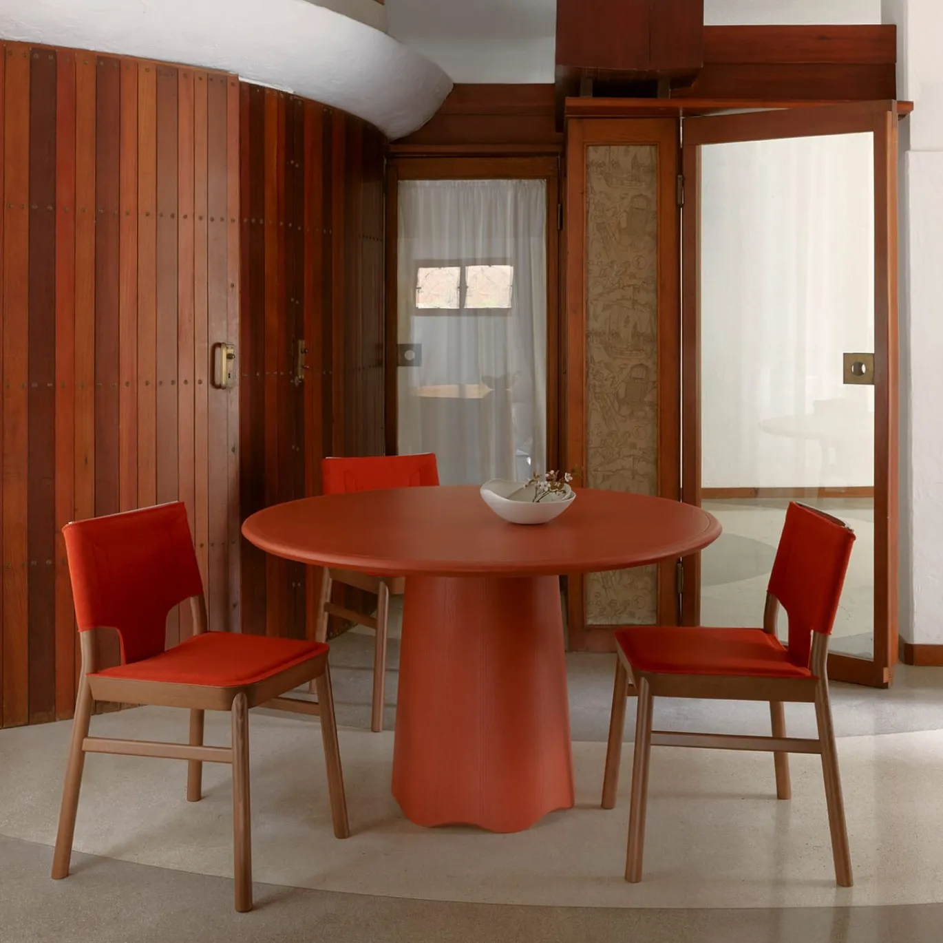 Sedia Marimba 110 con seduta in feltro arancione di Emilio Nanni