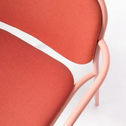 Sedia Metis Imbottita Rossa con Braccioli di Gabbertas Studio
