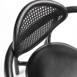 Sedia nera con braccioli Marlena di Studio Nove.3