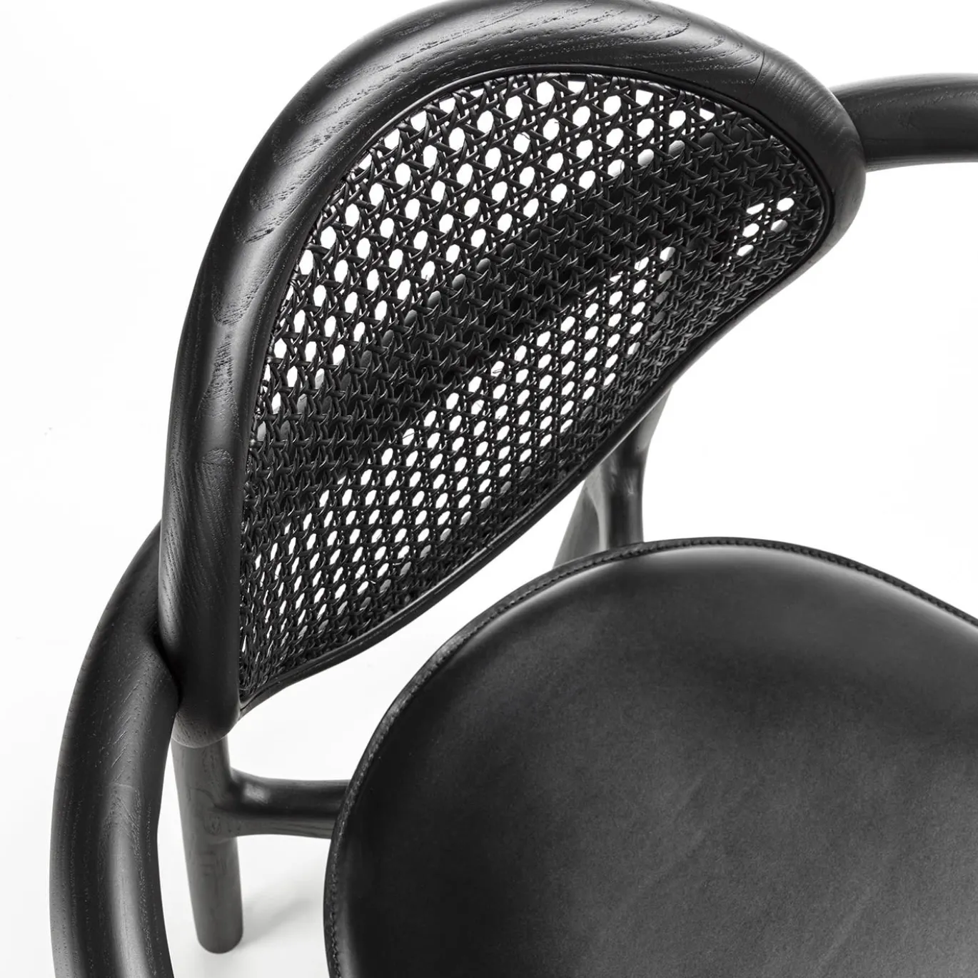 Sedia nera con braccioli Marlena di Studio Nove.3