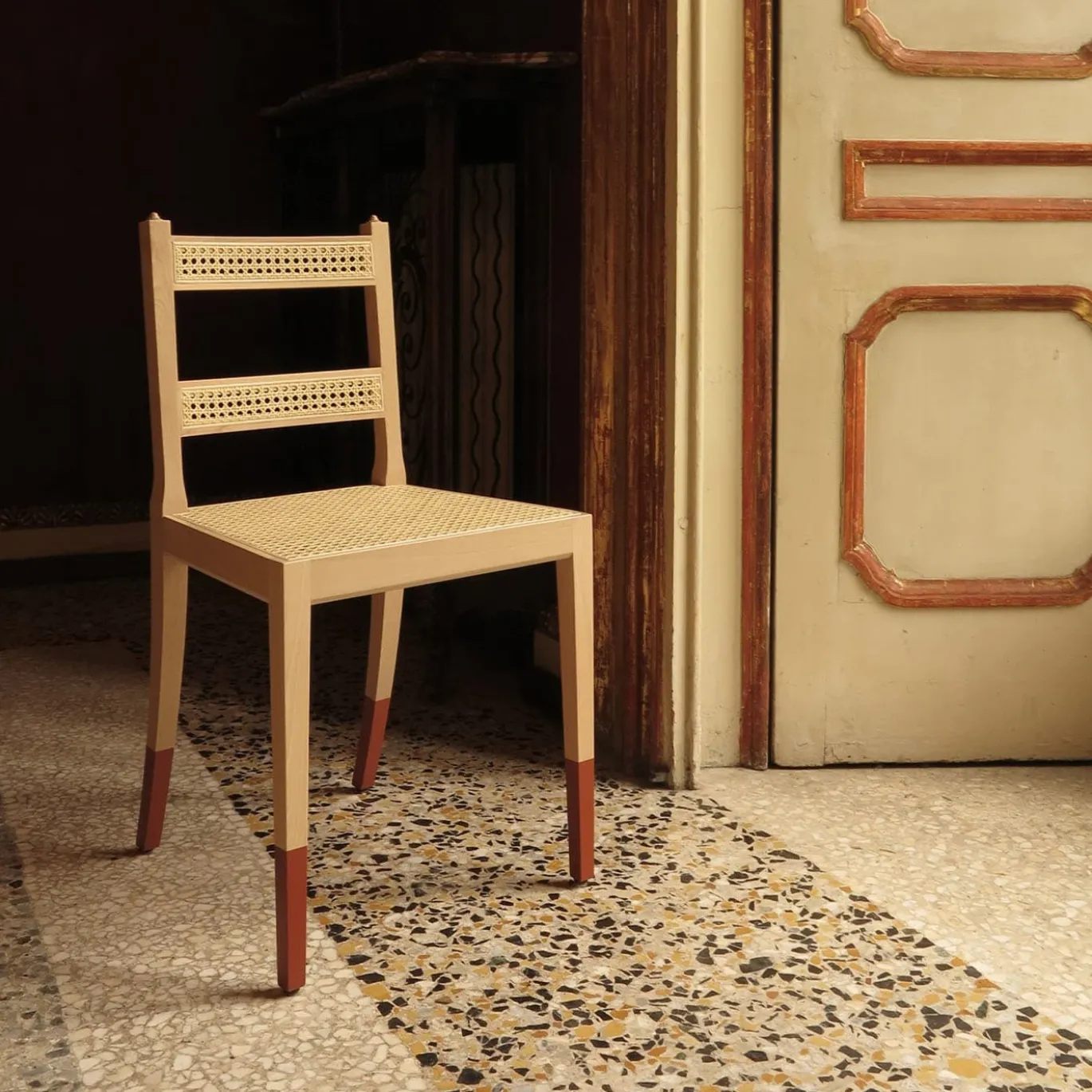 Sedia North con piedi rossi