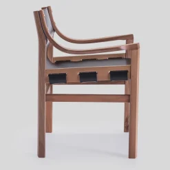 Sedia Old Livoni in pelle nera vintage con struttura in legno di noce di Studio Livoni