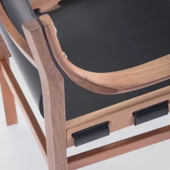 Sedia Old Livoni in pelle nera vintage con struttura in legno di noce di Studio Livoni