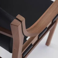 Sedia Old Livoni in pelle nera vintage con struttura in legno di noce di Studio Livoni