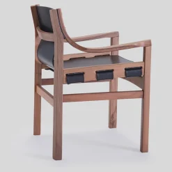 Sedia Old Livoni in pelle nera vintage con struttura in legno di noce di Studio Livoni